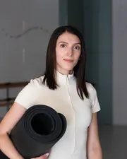 Aerial Yoga // Beginner, in the studio